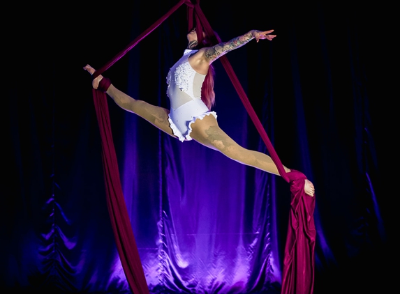 South Dakota Aerial & Arts - Sioux Falls, SD. Aerial splits neck hang in footlocks in Sioux Falls, SD.