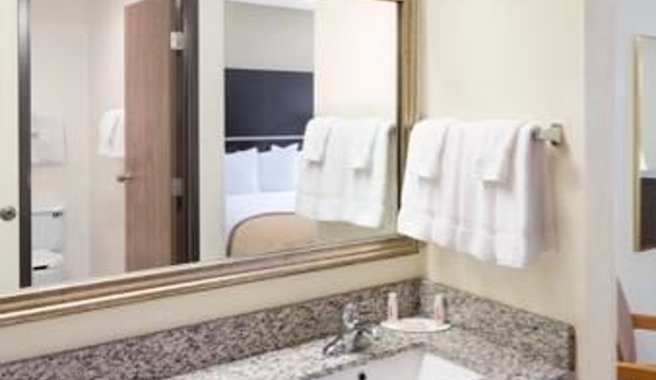 Baymont Inn & Suites - Green Bay, WI