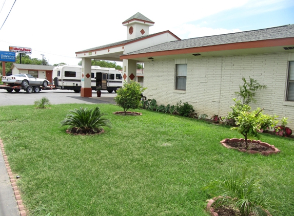 Pearsall Executive Inn & Suites - Pearsall, TX