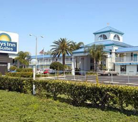 Days Inn & Suites by Wyndham Port Richey - Port Richey, FL