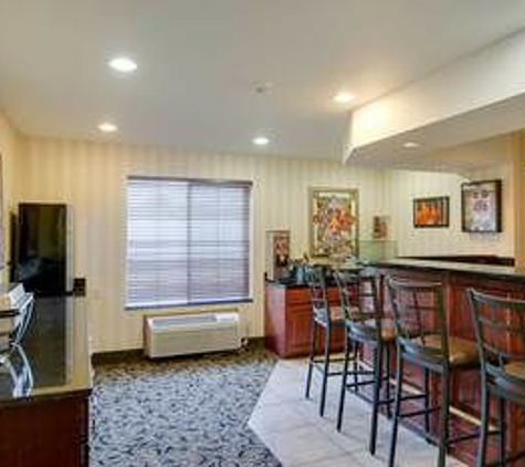 Cobblestone Inn & Suites - Clintonville, WI