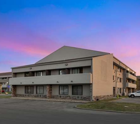 Comfort Inn & Suites North at the Pyramids - Indianapolis, IN