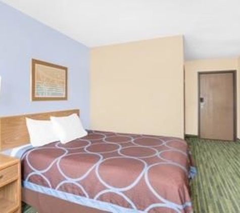 Super 8 by Wyndham Waterloo - Waterloo, IA