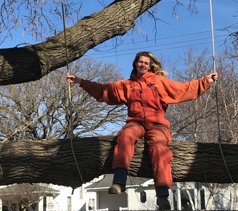 Marv's Tree Service - Omaha, NE. Tree removal in Omaha. Licensed and insured arborists.