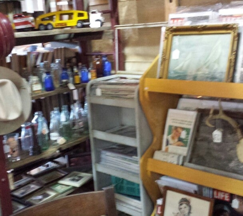 Collette's Vintage & Antique Mall - Burton, MI