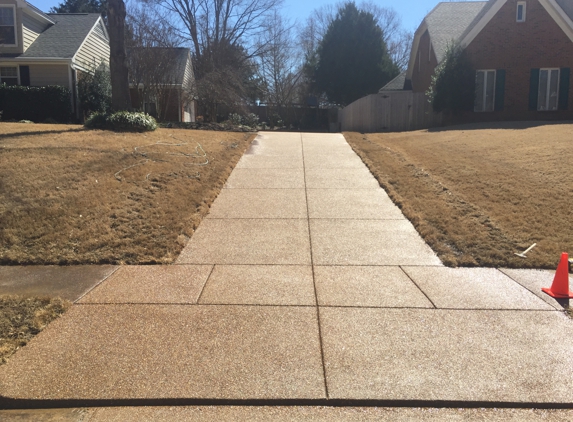 Storey Concrete Company - Bartlett, TN. Washed pea gravel driveway by Storey Concrete Company.