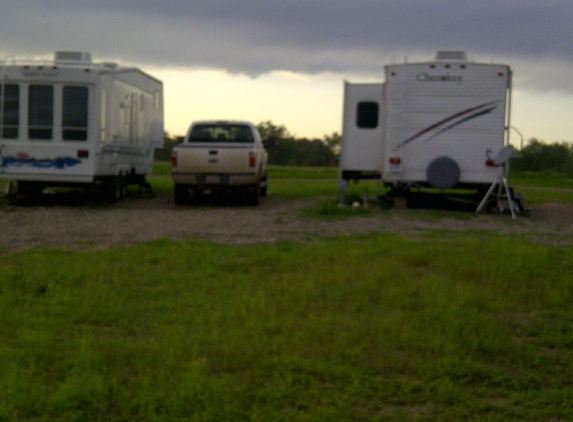 Twin Oaks RV Park - Poteet, TX