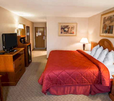 Quality Inn & Suites Woodstock near Lake Geneva - Woodstock, IL