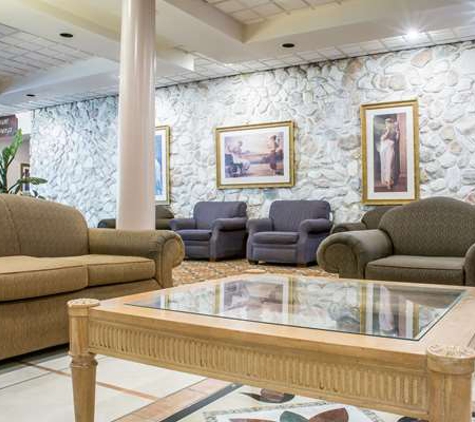 Quality Inn & Suites Palm Island Indoor Waterpark - Batavia, NY