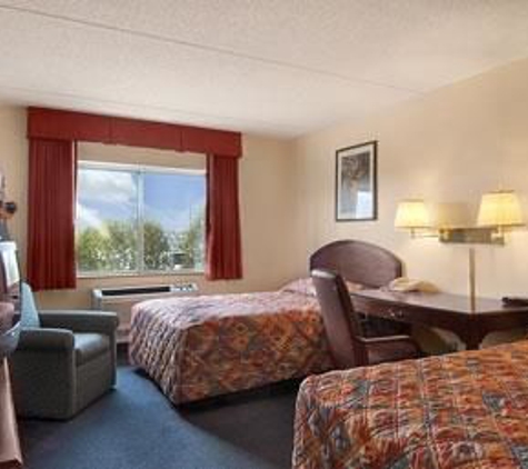 Super 8 by Wyndham Manchester Airport - Manchester, NH