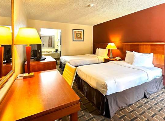 Days Inn & Suites by Wyndham Bossier City - Bossier City, LA