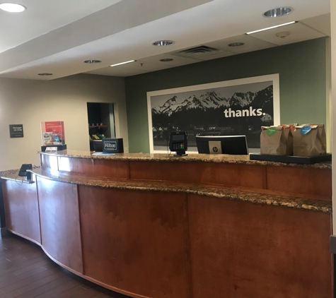 Hampton Inn & Suites Manchester-Bedford - Bedford, NH