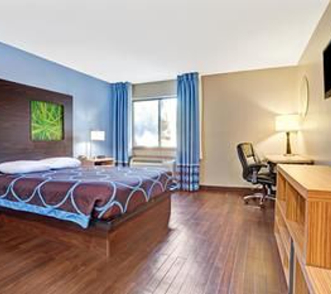 Super 8 by Wyndham Louisville Airport - Louisville, KY