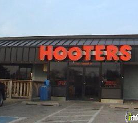 Hooters - Davenport, IA