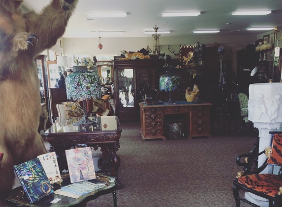 Fontaine's Antiques & Fine Arts Retail Store - Pittsfield, MA