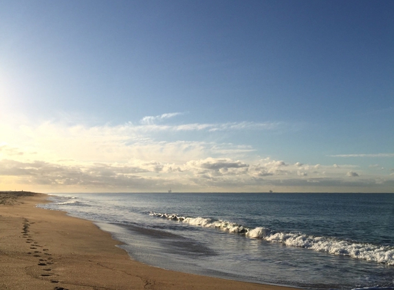 Ocean Surf Inn & Suites - Sunset Beach, CA