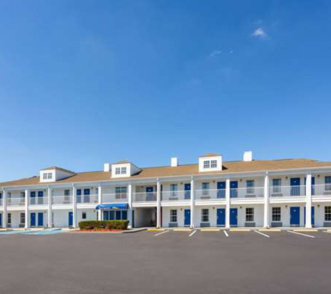 Baymont Inn & Suites - Brunswick, GA