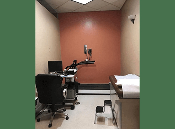 Warner Plaza Urgent Care - Woodland Hills, CA