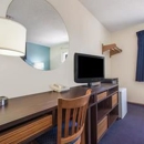 Super 8 by Wyndham College Station - Motels