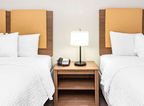 Days Inn & Suites by Wyndham Huntsville - Huntsville, TX