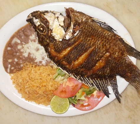 Tom's Burgers - Bell Gardens, CA. Rica Mojarra Frita.