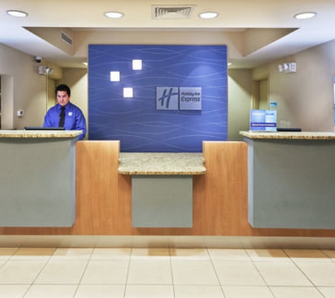 Holiday Inn Express & Suites El Paso Airport - El Paso, TX