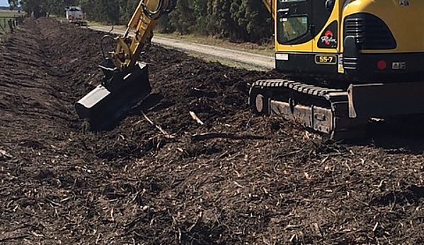 Dirt Works Plant Hire. Tilt Bucket in Action