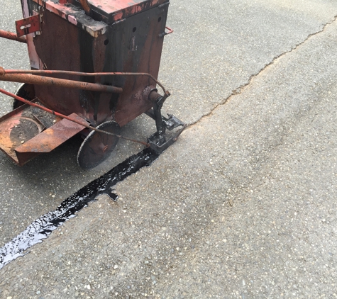 Asphalt Sealcoating services - Centralia, WA. Fill crack whit hot rubber