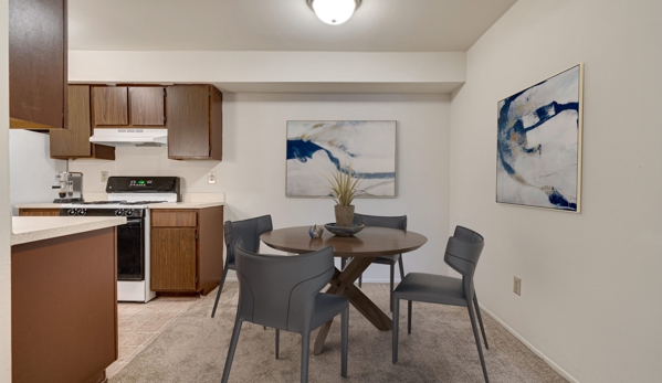 Fox Pointe Apartments - East Moline, IL