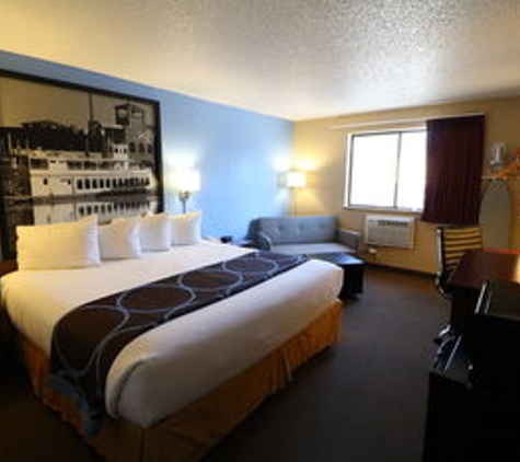 Super 8 by Wyndham Dubuque - Dubuque, IA