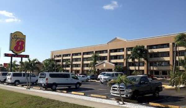 Super 8 by Wyndham Fort Myers - Fort Myers, FL