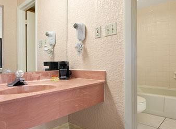 Days Inn by Wyndham Fort Pierce Midtown - Fort Pierce, FL