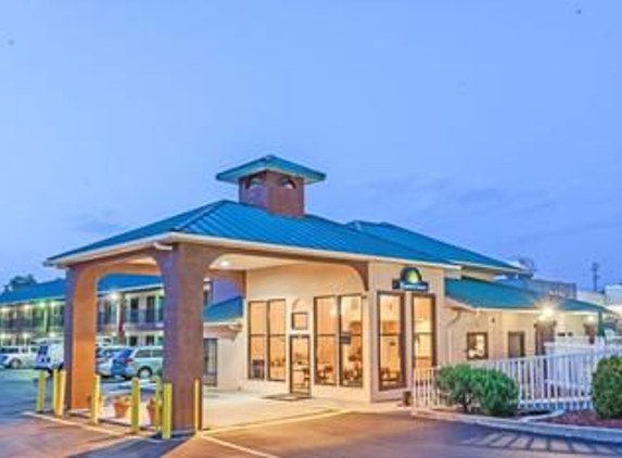 Days Inn by Wyndham Jackson - Jackson, GA