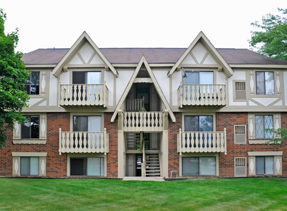 Fox Pointe Apartments - East Moline, IL