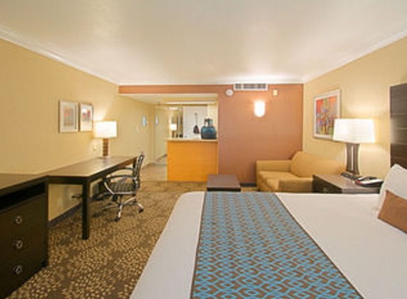 Hotel d’Lins Ontario Airport - Ontario, CA