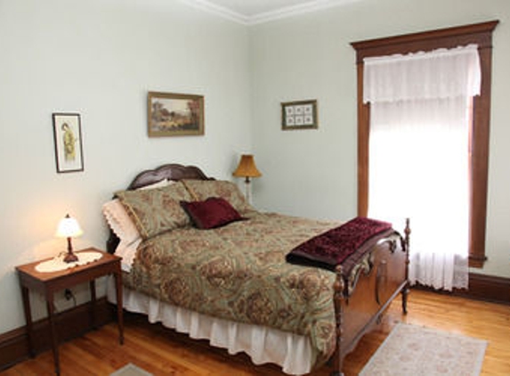 Decker House Bed and Breakfast - Mason City, IA