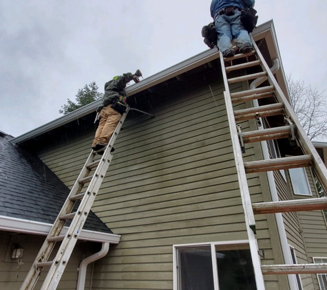 American Gutter Service - Saint Helens, OR. Professional Crews Installing Gutters.