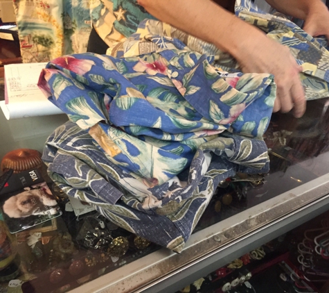 Bailey's Antiques & Shirts - Honolulu, HI