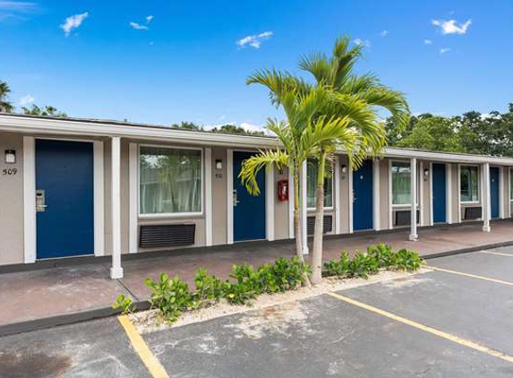 Travelodge By Wyndham Kissimmee/Orlando - Kissimmee, FL