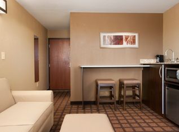 Microtel Inn & Suites by Wyndham Pleasanton - Pleasanton, TX