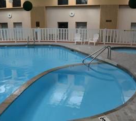 Ramada by Wyndham Grand Forks - Grand Forks, ND