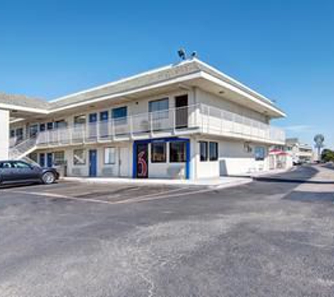 Motel 6 - Euless, TX