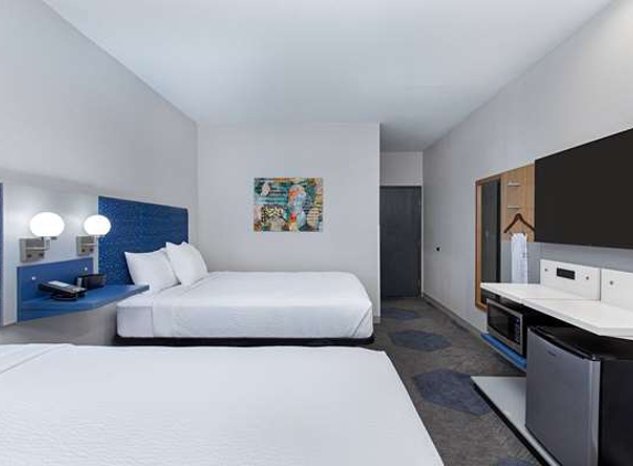 Microtel Inn & Suites by Wyndham Manchester - Manchester, TN