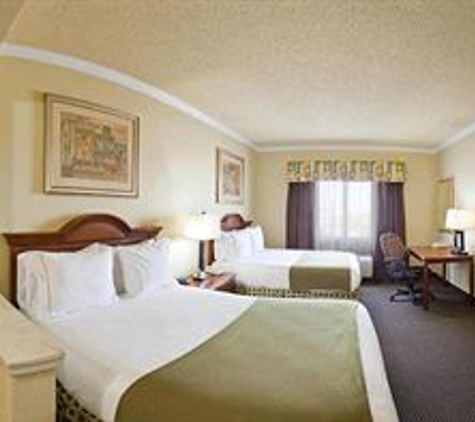 Holiday Inn Express & Suites Greenville - Greenville, MS