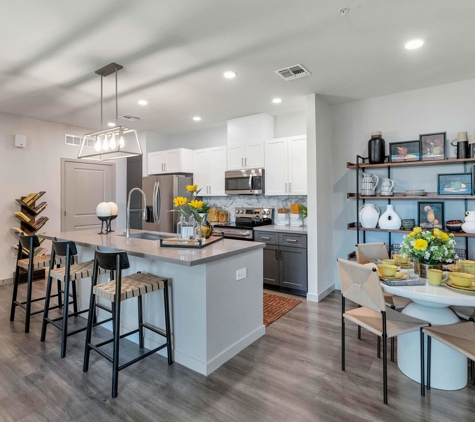 Weylyn Luxury Apartments - Laveen, AZ