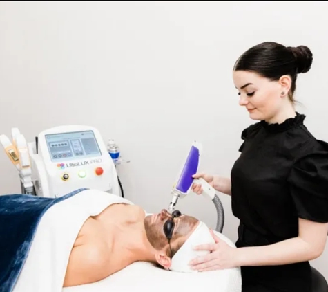 aGlo Salon & Skin Clinic - Mooloolaba, QLD