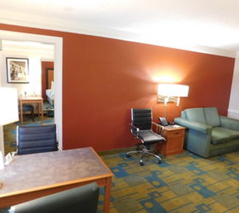 Days Inn & Suites by Wyndham Schaumburg - Schaumburg, IL