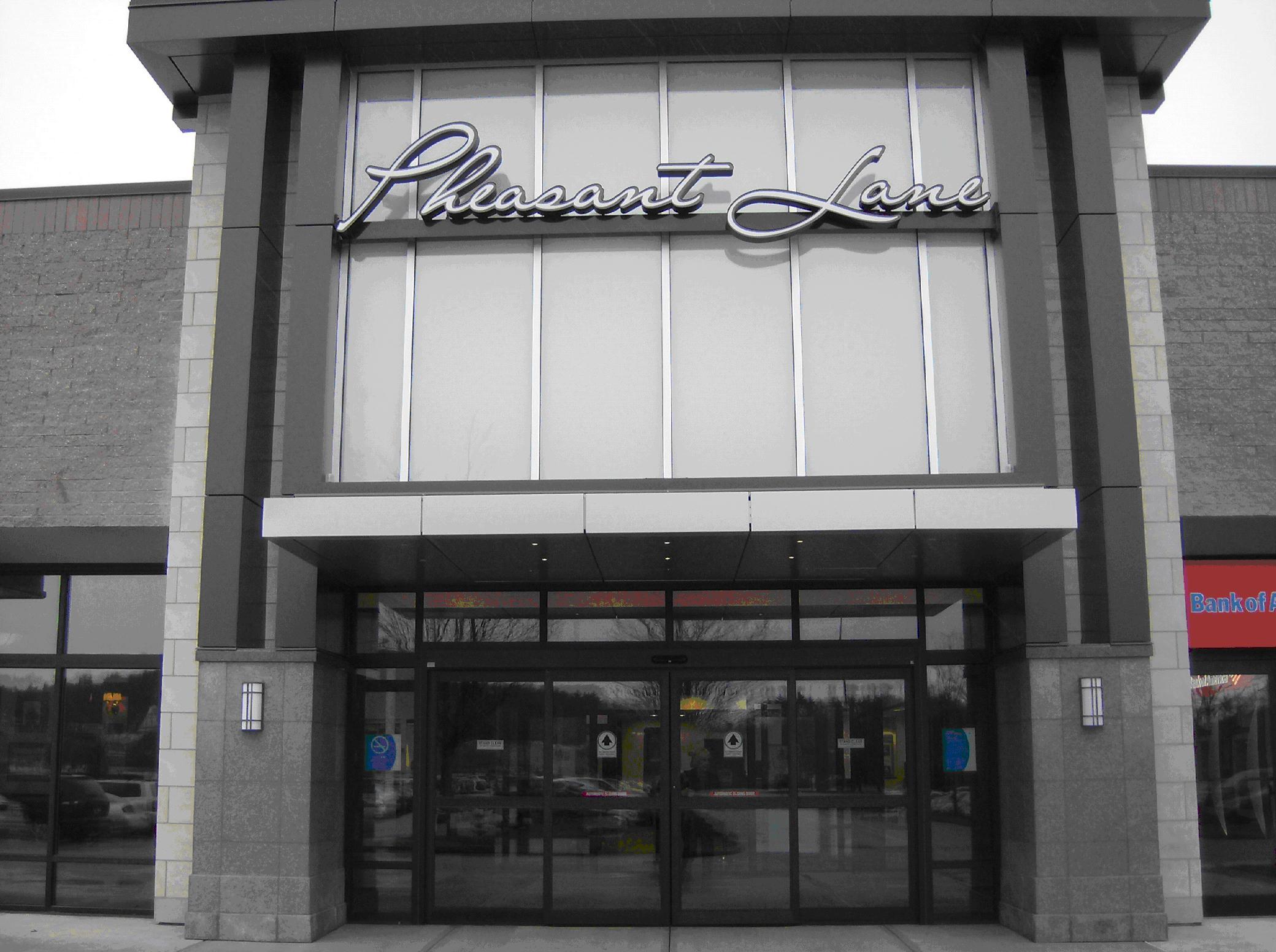 hollister pheasant lane mall