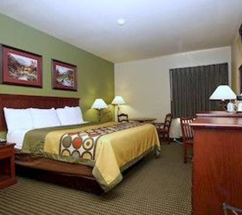 Super 8 by Wyndham Troy - Troy, MO