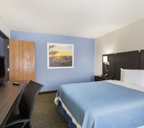 Days Inn & Suites by Wyndham East Flagstaff - Flagstaff, AZ